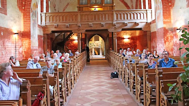 Viele Gäste in der Kirche Gägelow:  Organist Michael Goede spielte beim Wandelkonzert auf verschiedenen Orgeln. 