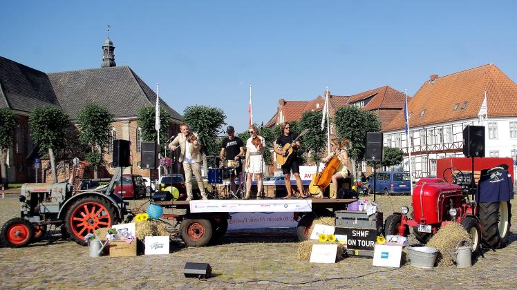 Freiluft-Konzert: Der ländlich-nostalgisch geschmückte Musikfest-Trecker in Rendsburg.