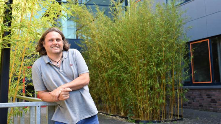 Der neue Schulleiter Lars Ziervogel (50) liebt besonders den Gartenbereich der Freiherr-vom-Stein-Schule mit dem Bambus. Hier werden die Schüler künftig auch das Mensa-Essen einnehmen.  