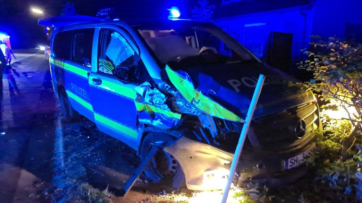 Unter Blaulicht ist das Polizeiauto selbst in einen Unfall verwickelt worden.