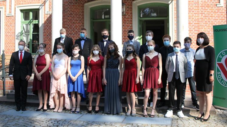 Auch beim Gruppenfoto vor der Jugendweihe in Grabow galt die Maskenpflicht.