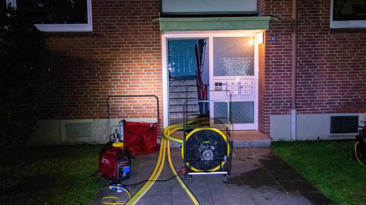 Bereits zum vierten Mal in nur vier Tagen kam es zu einem Feuerwehreinsatz in einem Mehrfamilienhaus im Dosenredder. Dieses Mal brannte es im Keller. Die Kriminalpolizei ermittelt. 
