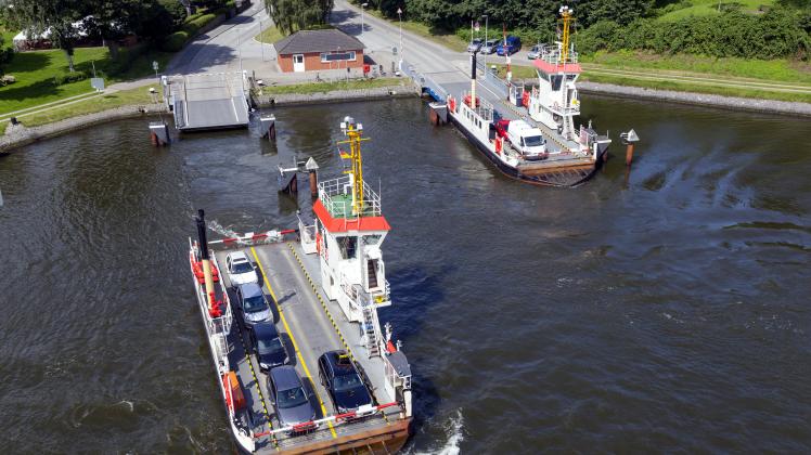 Die Fähren über den Nord-Ostsee-Kanal sind wichtige Verbindungen für die Bewohner der Region. An der Fährstelle Nobiskrug wird es am Freitag zu Wartezeiten kommen.