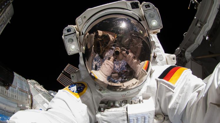 Der deutsche Astronaut Alexander Gerst bei einem Außeneinsatz.