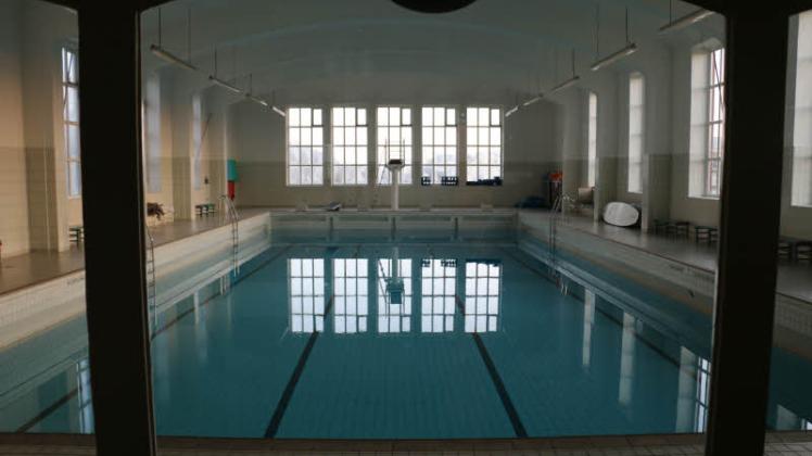 Das Bad ist leer – die 1939 erbaute Lister Schwimmhalle darf derzeit nicht genutzt werden.