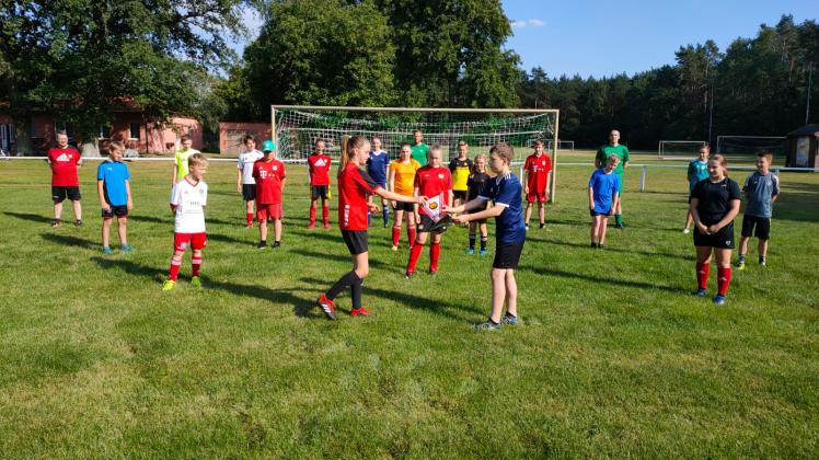 Ein kurzer offizieller Akt der Wimpelübergabe, dann konnten die jungen Kicker des TV Neuhaus und der SG Motor Boizenburg auch schon mit ihrem ersten gemeinsamen Training beginnen.  