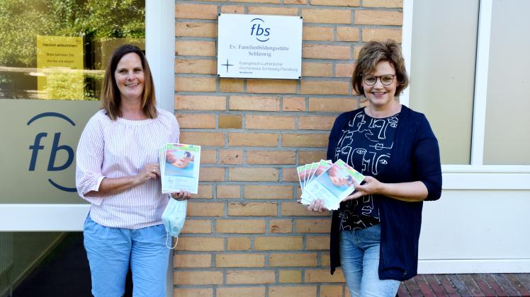 Tanja Hohmann und Astrid Müller präsentieren das neue Programmheft der evangelischen Familienbildungsstätte, das von nun an bis Juni 2021 gültig ist. 