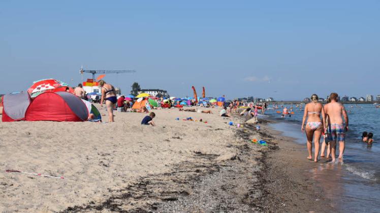 Zwischen den Sonnenschirmen und Strandmuscheln ist noch Platz zum Buddeln und Spielen. 