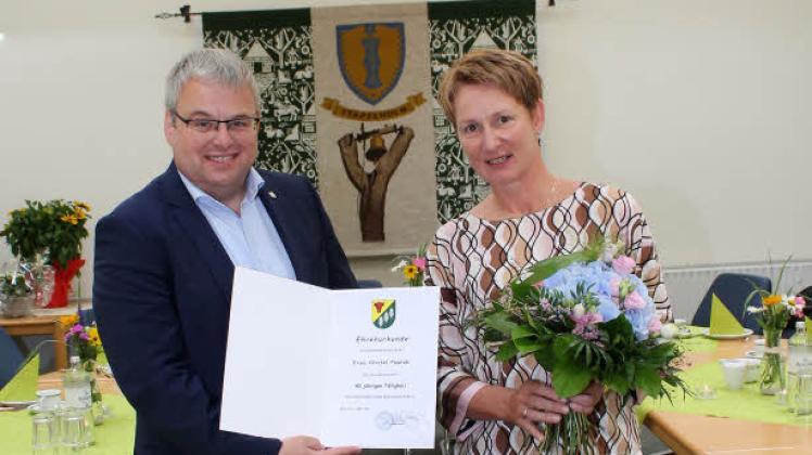 Stefan Ploog dankte Christel Pawlak und überreichte Ehrenurkunde und Blumen. 