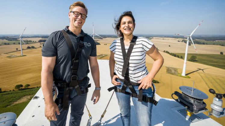 In luftiger Höhe: Torsten Levsen, Vorstandsvorsitzender des Windparkbetreibers Denker&amp;Wulf, und Serpil Midyatli, SPD-Landesvorsitzende, stehen auf der Gondel einer 123 Meter hohen Anlage im Windpark Holtsee-Altenhof. 
