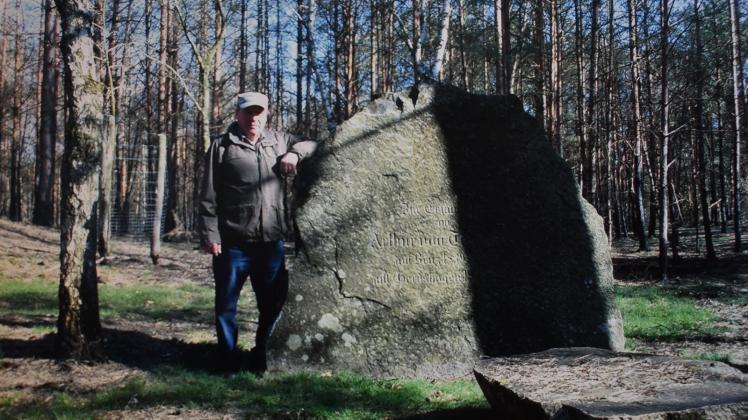 Auf Besuch am Gedenkstein: Vor der Umsetzung hat sich Manfred Rolletschek den zwei Tonnen schweren Stein noch einmal genau angesehen. 