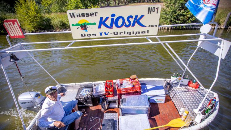Jens Winkelmann ist mit seinem Wasserkiosk auf dem Müritz-Havel-Kanal vor der Schleuse Diemitz unterwegs und versorgt Urlauber auf Hausbooten, Yachten und Paddelbooten.