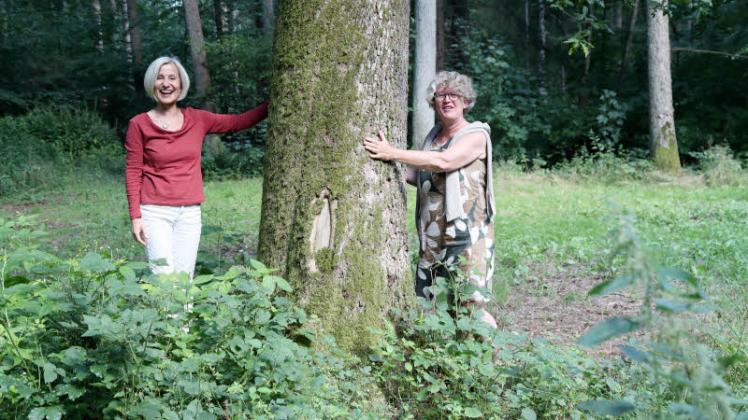Gastgeberinnen: Pastorin Susanne Büstrin da Costa (links) und die Bürgermeisterin von Timmaspe Meike Derner laden zum Waldgottesdienst ein. 