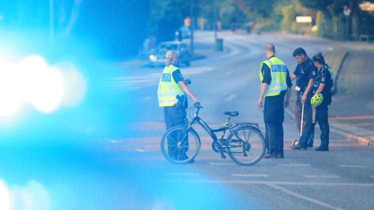 Polizeibeamte nehmen den Unfall in Hamburg-Sasel auf.