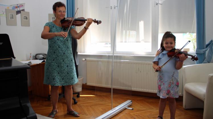 Freuen sich, dass endlich wieder Präsenzunterricht erteilt wird: Maria Dzhndoian mit Geigenlehrerin Kerstin Stoermer  