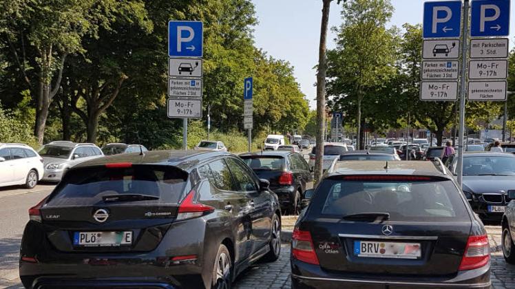 Tägliches Bild: ein E-Fahrzeug (links), das dort kostenlos parken darf, ein „normaler“ Pkw (rechts), dessen Halter 55 Euro Strafe drohen.