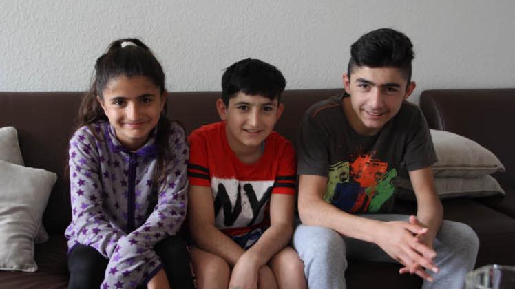 Fatimah (von links), Hassan und Nabeoni gehen in Neumünster zur Schule. Sie hoffen, mit Schwester Lolistan und ihren Eltern Nesrin und Farid Hussein eine neue Wohnung zu finden.