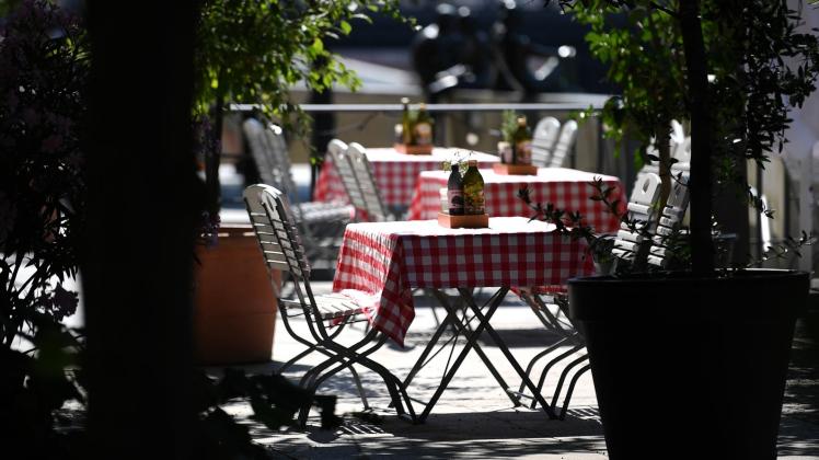 Leere Tische vor einem Restaurant: Die Corona-Krise sorgt weiter für Einbußen in der Gastronomie. 
