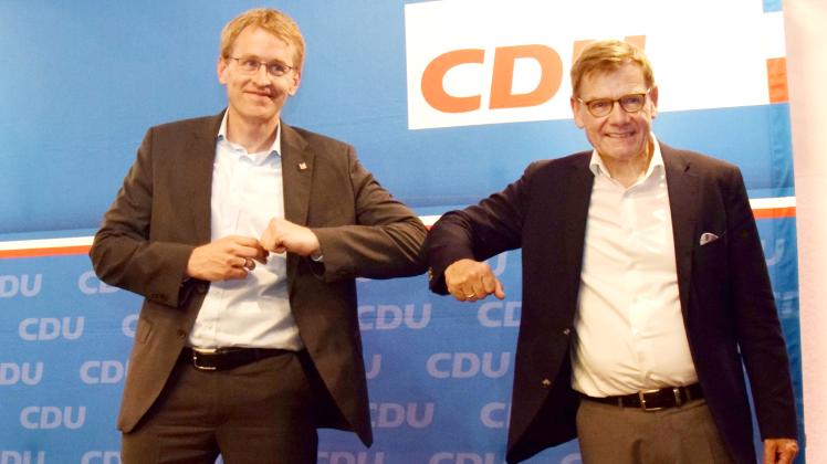 Aus Coronaschutz kein Händeschütteln, sondern ein freundschaftlicher Ellbogenstubser: Ministerpräsident und CDU-Landesvorsitzender Daniel Günther gratuliert dem Abgeordneten Johann Wadephul (rechts) zur Wahl.