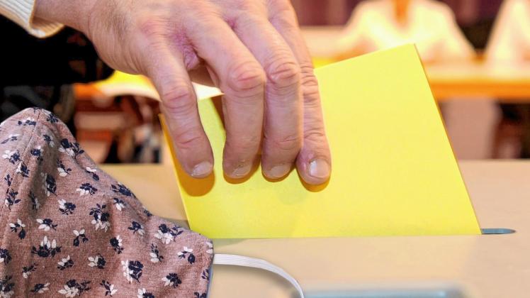 Mehr als 180 000 Wahlberechtigte sind am 6. September zur Landratswahl im Landkreis Rostock aufgerufen. Maske ist im Wahllokal Pflicht. 