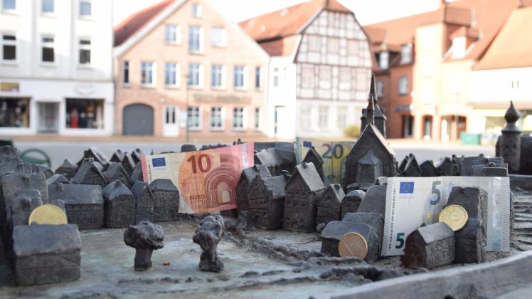 Das Geld liegt in Rendsburg nicht auf der Straße. Der Fotograf arrangierte das Bild nur für wenige Minuten im Stadtmodell auf dem Schloßplatz.