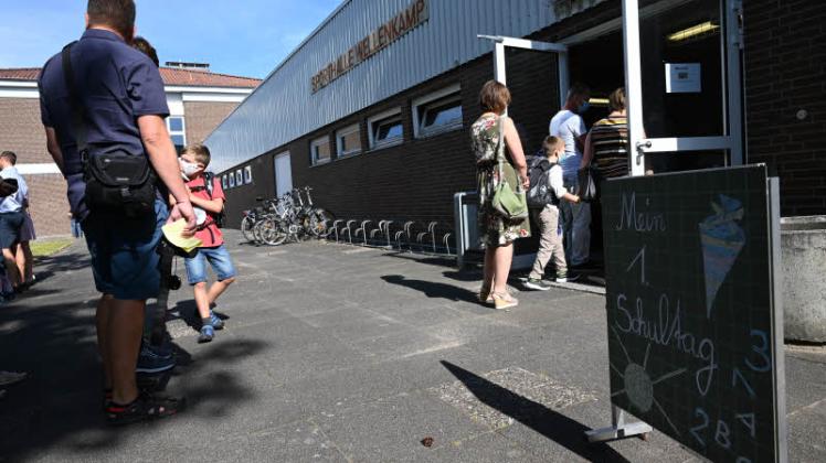 Abstand in der Warteschlange: Familienweise gab es Zutritt zur Einschulungfeier an der Grundschule Wellenkamp. 