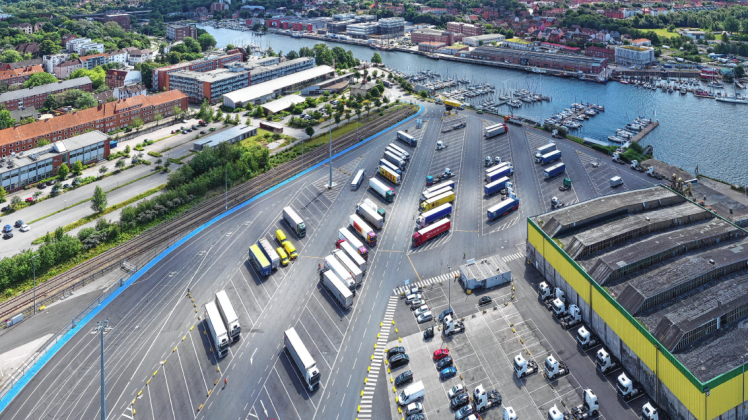 Vom Kieler Ostuferhafen aus fahren auch die Lkw-Fähren ins Baltikum – für die Laster gibt es neue Stellflächen.