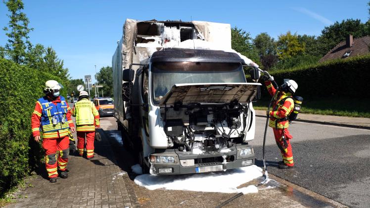 Am Lkw entstand Totalschaden, beide Fahrzeuginsassen blieben unverletzt.