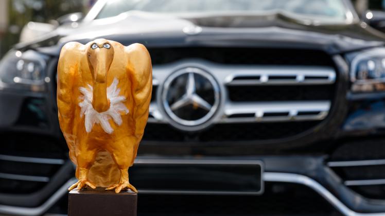 Der Negativpreis Goldener Geier 2020 sitzt vor dem Mercedes-Diesel.