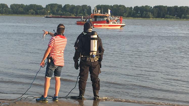 Suchaktion auf der Elbe: Ein Taucher macht sich für seinen Einsatz bereit. Gruppen aus Hamburg und Itzehoe sind vor Ort.