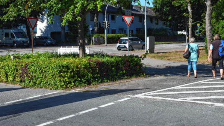 An der Kreuzung Schillener Straße/B 76 wurde der Fußgängerüberweg von der Bundesstraße nach innen versetzt, um den Bereich übersichtlicher zu gestalten.  Fotos: Orly Röhlk  