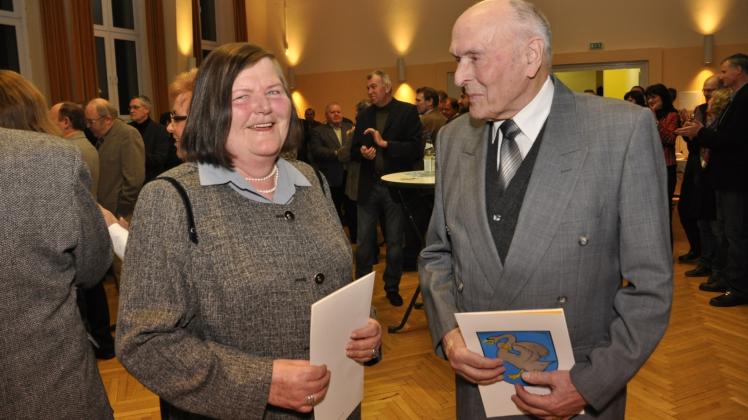 Ein Bild aus dem Jahr 2010: Lisa Jürß und Fritz Luckmann sind die Ersten, die sich ins Ehrenbuch der Stadt Schwaan eintragen dürfen.