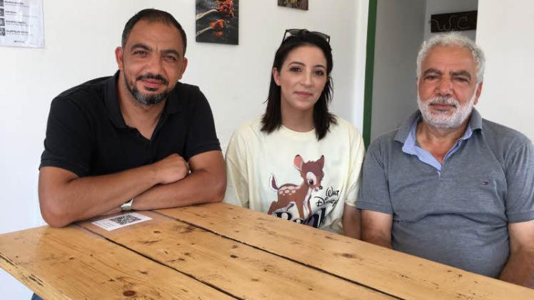 Rawad, Sana und Bassam Bdeiwi (von links) stammen aus dem Libanon und sind über die Situation dort besorgt.