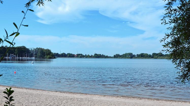 Am Einfelder See können die Neumünsteraner entweder entspannt die Sonne genießen oder sich im und auf dem Wasser sportlich betätigen. 