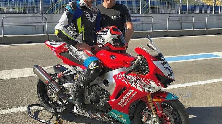 HRP-Teamchef Jens Holzhauer (r.) und Alessandro Polita freuen sich auf die am Wochenende in Assen beginnende verkürzte IDM-Saison. 