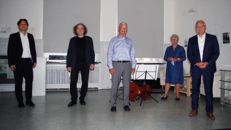 Sie würdigten das Jubiläum und die Arbeit des Künsterhauses Otte 1 (v. l.): Dr. Oliver Grundei, Gerald Eckert, Klaus Buß , Jutta Johannsen, und Jörg Sibbel.