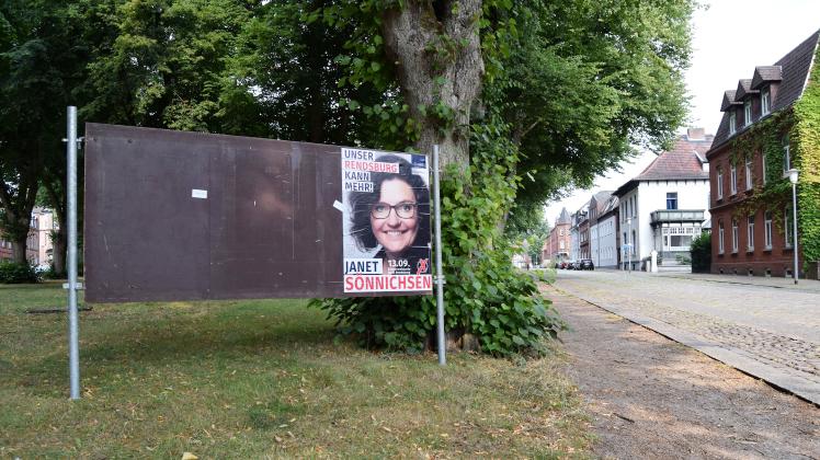 Auf einer Stellwand an der Adolfstraße ist am Sonntagmorgen ein Plakat von Janet Sönnichsen zu sehen.