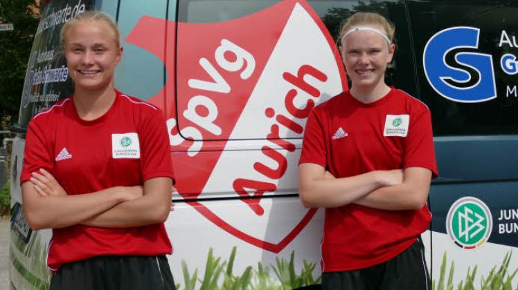 Neuer Club, neues Glück? Alia Redant (links) und Lina Uck vor dem Auricher Teambus.