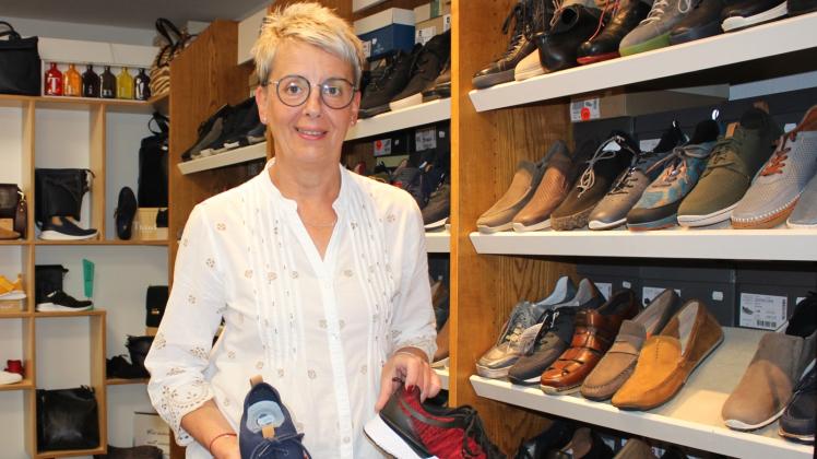 Das Sortiment wird umgestaltet: Kathrin Menck ist seit vielen Jahren Verkäuferin im Schuhhaus Ludwig.