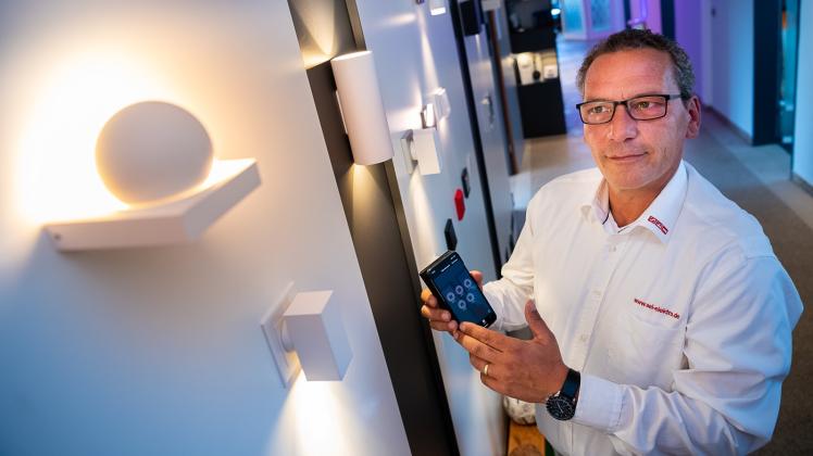 Mit Licht in Räumen ein Erlebnis schaffen – für Geschäftsführer Olaf von Müller von SEI Schwerin nicht allein ein Traum. Der Unternehmer kennt sich bestens in Fachfragen rund um Elektroanlagen und Smart Home aus.