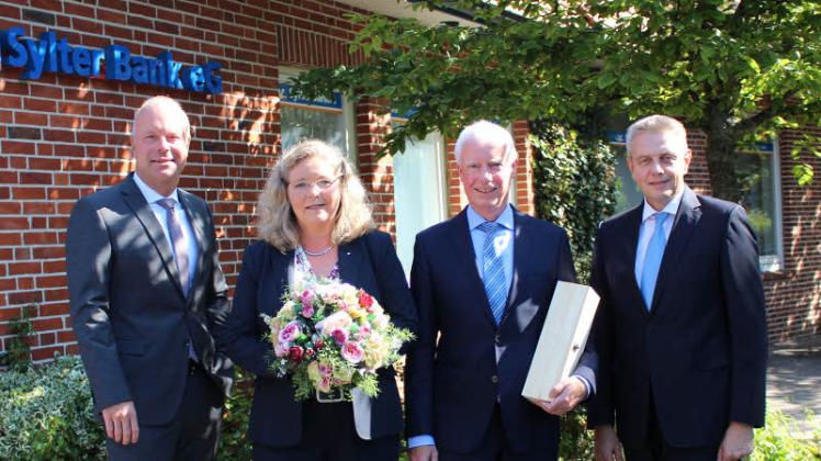 Thomas Bender (r) und Dirk Ehlers (l) feierten mit den Jubilaren Sabine Löffler und Hans-Peter Hansen (Mitte)