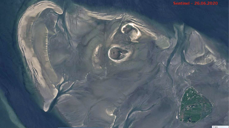 Vielleicht ist es die Geburt einer neuen Insel: Seit einigen Monaten wächst im Nationalpark Hamburgisches Wattenmeer eine bananenförmige Sandbank (links) zu erheblicher Größe heran. In der Mitte sind die Vogelinseln Scharhörn und Nigehörn zu erkennen, rechts Neuwerk.  
