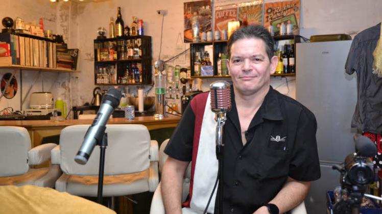 Rock ’n’ Roll: Markus Oldach-Peters tritt von seiner Garage aus bei der Karaoke-Weltmeisterschaft an.