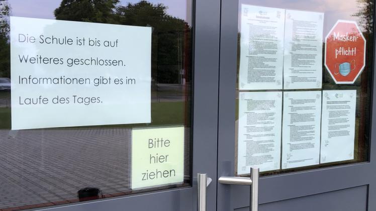 Ein Hinweisschild an der Eingangstür der Elbland-Grundschule in Wittenberge verweist auf die derzeitige Situation. 