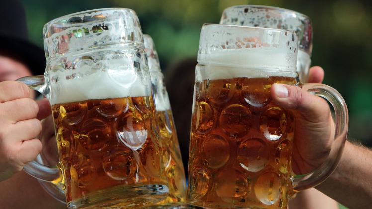 Bis zum 6. September ist der Biergarten auf dem Pinneberger Drosteiplatz jeden Tag von 12 bis 22 Uhr geöffnet. Kritik kommt nun auch von den Marktbeschickern. Sie fühlen sich überrumpelt und an den Rand gedrängt. 