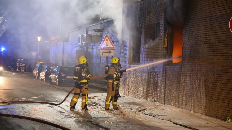 Die Feuerwehr Pinneberg löschte in der Nacht zwei Stunden lang die Flammen – der betroffene Trakt brannte trotzdem aus.