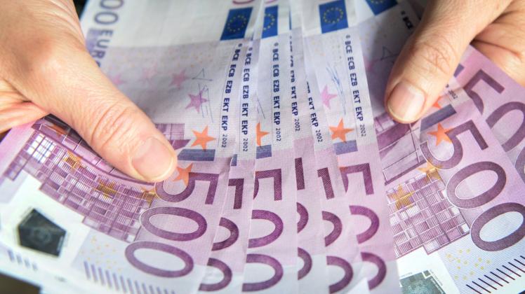 Betrüger haben in Wedel 30.000 Euro von einem Senioren-Paar erbeutet.