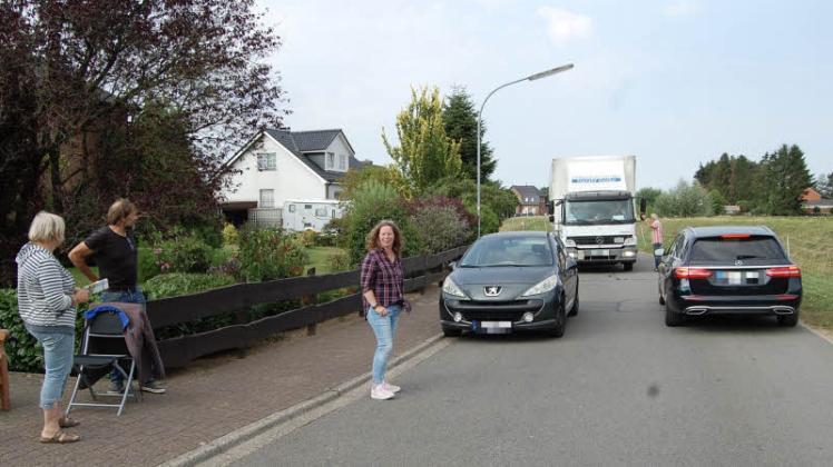 Ein gewohntes Bild im Wrister Eken: Die Anwohner Ursula Ganzow, Bernd Mitzke und Claudia Fromke haben mit einem erhöhten Verkehrsaufkommen in ihrer Straße zu kämpfen.