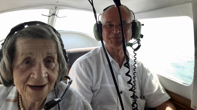 Haben Spaß an einem Rundflug:  Lotte-Marie Pötter und ihr Sohn Dr. Ulrich Pötter. 
