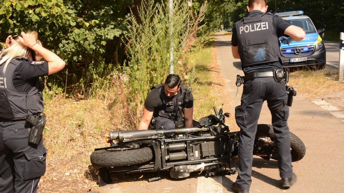 Beim Abbiegen überholt: Motorradfahrer Kollidiert Mit Trecker | SHZ